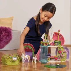 Glitzerndes Blütenhaus mit Einhörnern, See und Stall