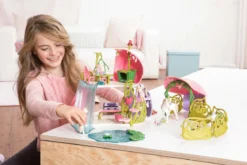 Glitzerndes Blütenhaus mit Einhörnern, See und Stall